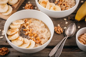 Breakfast bowl: oatmeal with banana, chia seeds, cinnamon, walnuts and honey