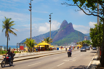 южная америка, бразилия, рио де жанейро, дорога, транспорт, мотоцикл, пляж, побережье, туристы, отпуск, горы, два брата, оекан, отдых, желтый, песок, пальмы