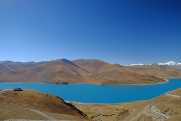 Fototapeta na wymiar a turquoise blue lake