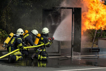 Feuerwehrmänner, Feuerwehr bei der Brandbekämpfung