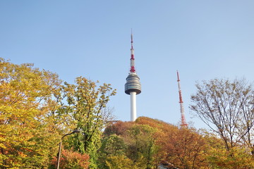 Obraz premium N Seoul Tower, or Namsan Tower, and the blue skies above Seoul in autumn.