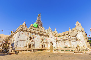 Fototapeta na wymiar Bagan buddha tower at day
