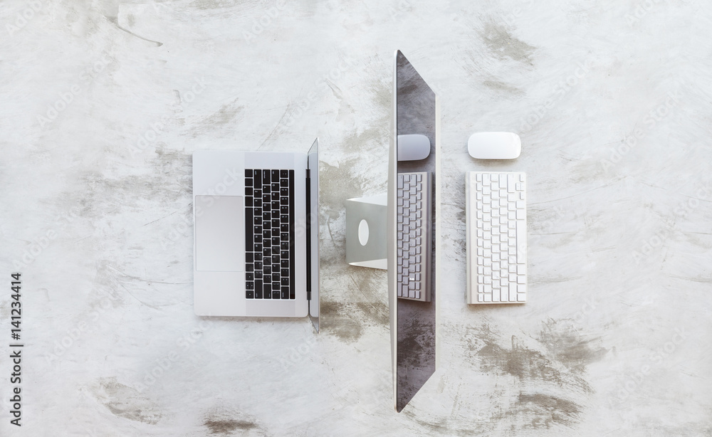 Aufkleber laptop and desktop computer on top view