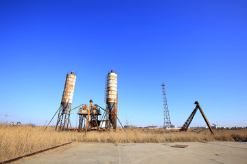 Obraz premium Concrete mixing tower. Concept of on-site construction facility