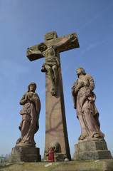 sandstein-kreuzigungsgruppe