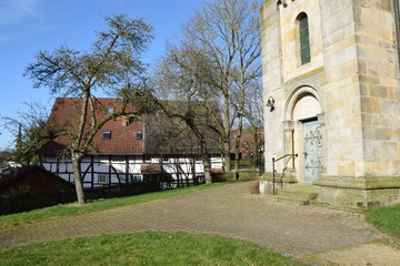 Fototapeta na wymiar Dorfkirche in Flegessen