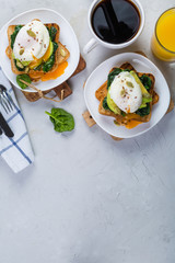 Sandwich with spinach, avocado and egg