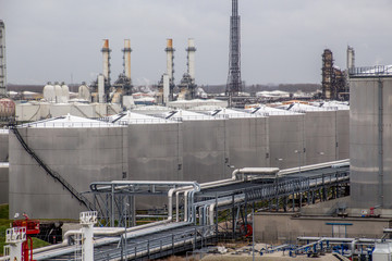 Fototapeta premium Industriehafen Rotterdamm, Tankanlagen, Silos