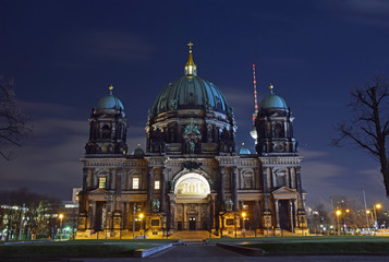 Fototapeta na wymiar Berliner Dom bei Nacht