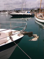 Papier Peint photo Sports nautique bateau à moteur à voile dans la marina