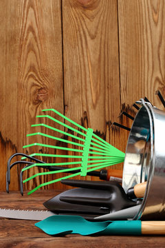 Prosta kompozycja do ogrodu składająca się z narzędzi ogrodowych.