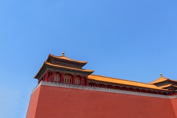 Fototapeta na wymiar Traditional Chinese building under blue sky