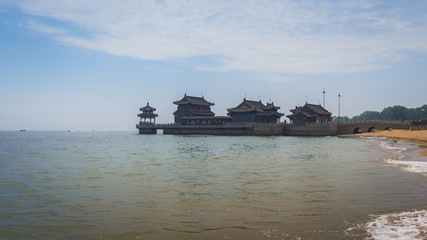 Obraz premium Traditional Chinese building under blue sky