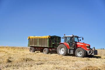 Getreideernte - Traktor mit Anhänger auf dem Feld