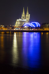 Obraz premium Cologne Cathedral (German: Kolner Dom, officially Hohe Domkirche St. Peter und Maria) across the Rhine, Germany, at dusk