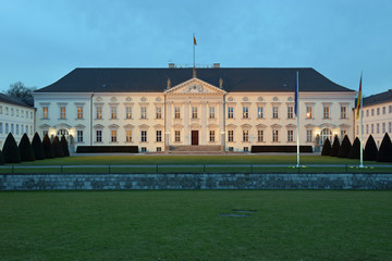 Naklejka premium Schloss Bellevue in der blauen Stunde