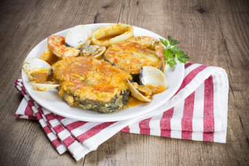 Merluza con marisco en salsa