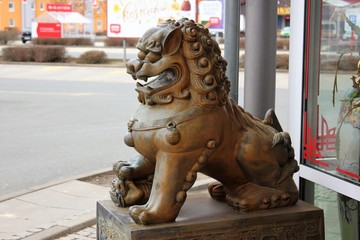 Guardian lions or Fo-dogs flank the entrance gates Buddhist temple.
The guard lion or stone lion (chin 石狮 Shíshī) is a popular animal representation in Chinese art.