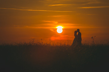 Obraz na płótnie Canvas couple at sunset