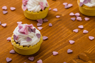 Fototapeta na wymiar mini tart with pink hearts