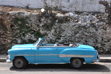 shiny old US cars on the streets of Havanna
