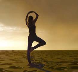 Junge Frau macht  zur Entspannung Yoga Übung am Strand , Figur Baum - vrikshasana
