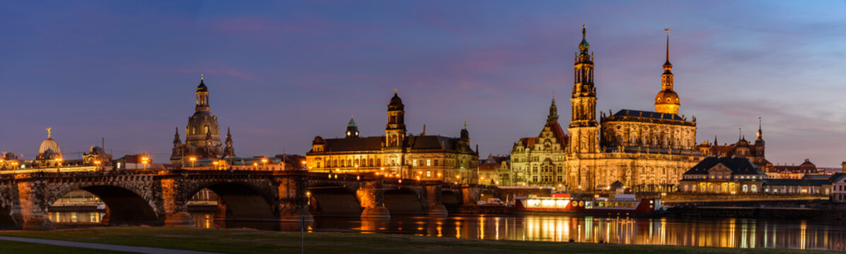 Panorama Altstadt Dresden in der Abenddämmerung - Canalettoblick