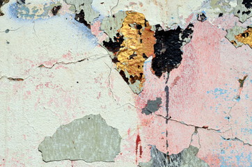 Farbschichten blättern von alter Mauer