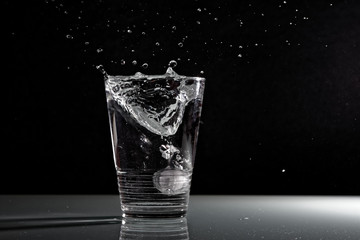 Splash ghiaccio in bicchiere d'acqua