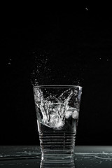 Splash ghiaccio in bicchiere d'acqua