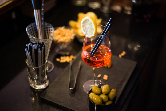 preparazione cocktail con vari stuzzichini 