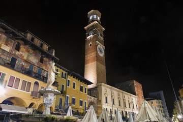 Obraz premium Night view of Lamberti clock tower, Verona, Italy.