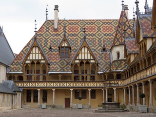 Bourgogne - Côte d'Or - Hospices de Beaune - Hôtel-Dieu sous un ciel nuageux