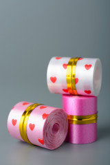 Decorative ribbon for decorating boxes with gift