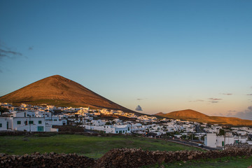 Paesaggio desertico di sabbia vulcanica nel Parco Nazionale di Timanfaya in Lanzarote - Canarie
