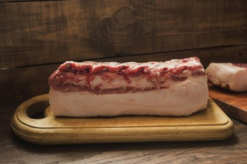 свежее  сырое сало на кухонной доске