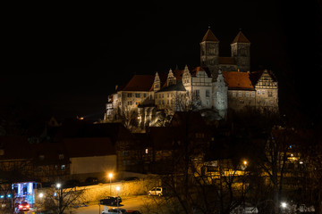 Schloss Quedlinburg in der Nacht beleuchtet