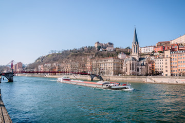Fototapeta premium Saint-Georges et vieux Lyon vu des quais de Saône