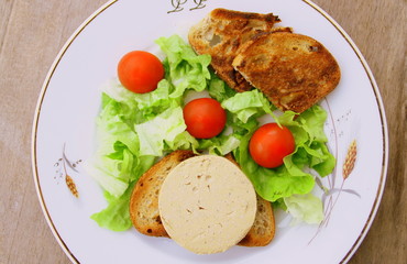 foie gras,tomate,toast,et salade,repas gastronomique