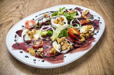 Ensalada de cecina y queso de cabra