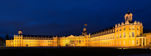Schloss Karlsruhe zur blauen Stunde