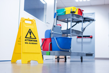 Chariot d'entretien dans un bureau et signalisation