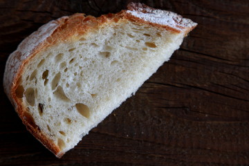 Brotscheibe auf Holztisch