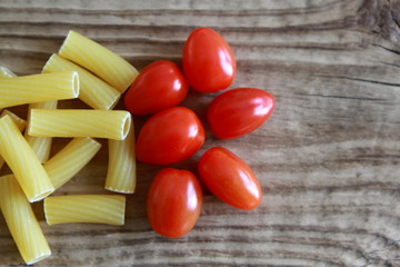 Penne Pasta mit tomaten auf Holztisch