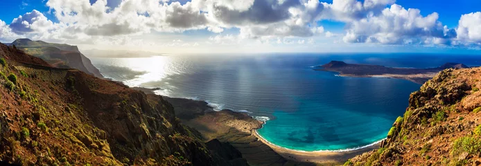 Fotobehang Canarisch eiland Lanzarote - adembenemend panoramisch uitzicht vanaf Mirador del Rio © Freesurf