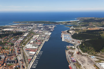 Fototapeta na wymiar Vista aérea de la ría y puerto de Avilés