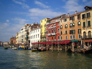 Fototapeta na wymiar Venise, palais colorés au bord du Grand Canal (Italie)