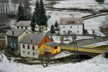 Petit hameau enneigé à La Bresse (88250), département des Vosges en région Grand-Est, France © didier salou