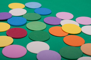 círculos coloridos em fundo verde