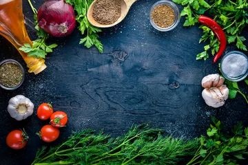 Photo sur Plexiglas Manger Grand ensemble d& 39 aliments biologiques. Légumes crus frais. Sur un tableau noir.